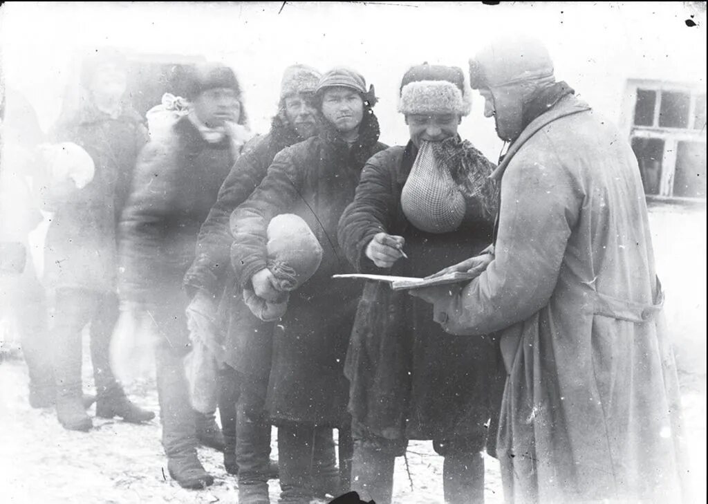 Колхозники в 30 е года в СССР. Голодомор в 30-е годы, раскулачивание. Крестьяне 1920-е годы СССР. Раскулаченные крестьяне.