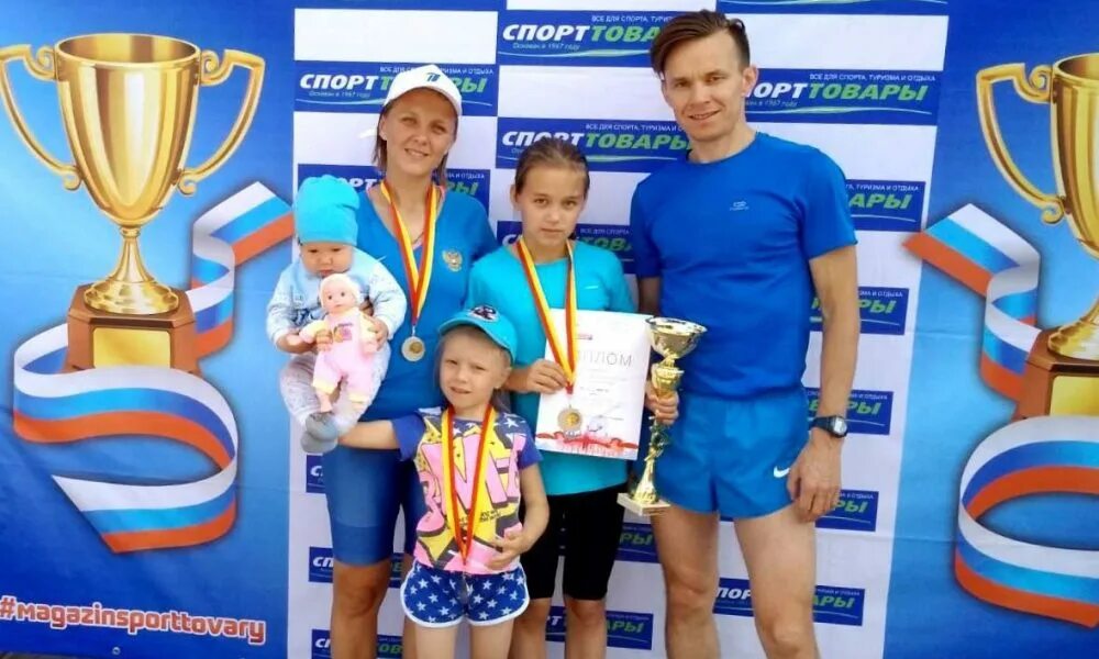 2024 год семьи спорт. Семья логотип. Спортивные династии. Мама папа я спортивная эмблема. Спортивная семья картинки.