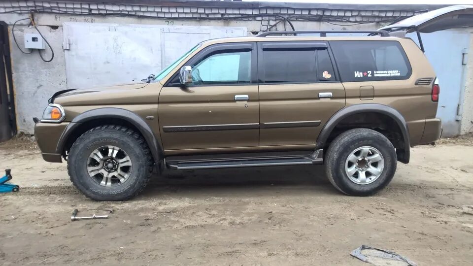 Колеса паджеро спорт 1. Mitsubishi Pajero Sport 33 колеса. Mitsubishi Pajero Sport 1 на 33 колесах. Pajero Sport 1 33 колеса. Диски Mitsubishi Pajero Sport 1.