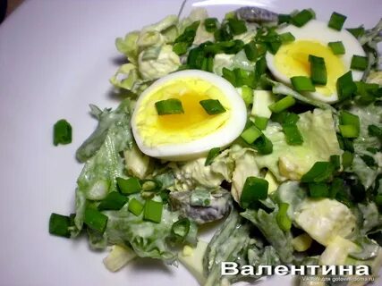 Салат с яйцом сыром и соленым огурцом