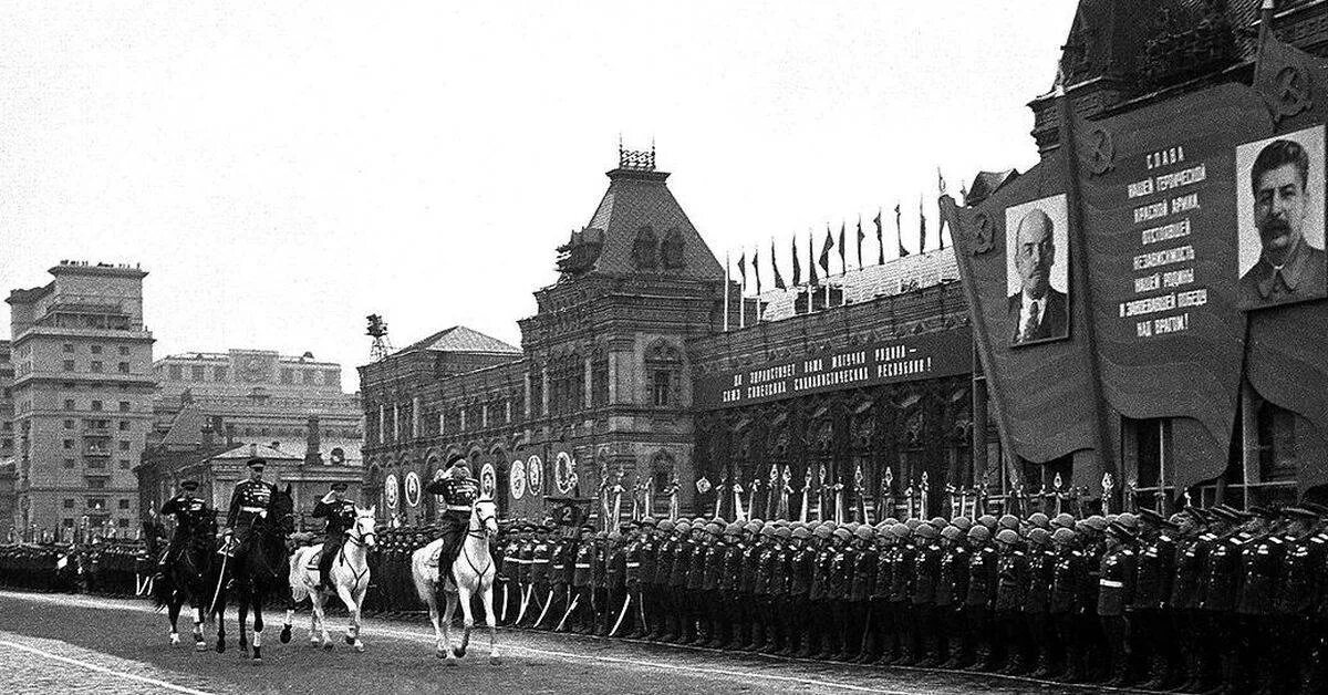 45 год 24 июня. Вов парад победы 1945. Парад 24 июня 1945 года в москве на красной площади. Парад победы 9 мая 1945 года на красной площади в москве. Парад победы 1945 года.
