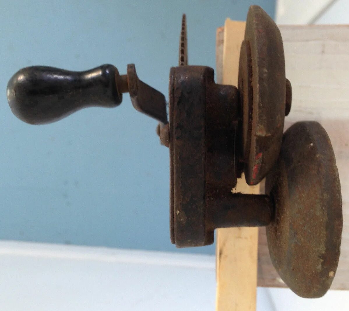 механическое точило. настольный ручной наждак. заточной станок ссср ручной для ножей. точило ручное механическое. ручное точило.