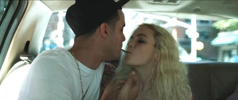 Morgan saylor white girl. Белая девушка фильм 2016. Белая девушка 2016. Фильм про белую девочку. Девочка в белом кино.