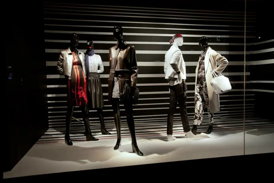 Жалюзи в офис вертикальные фото. Римские шторы в стиле прованс для кухни. Робот для оформления витрины. Римские шторы в стиле прованс для кухни. Least window dressing.