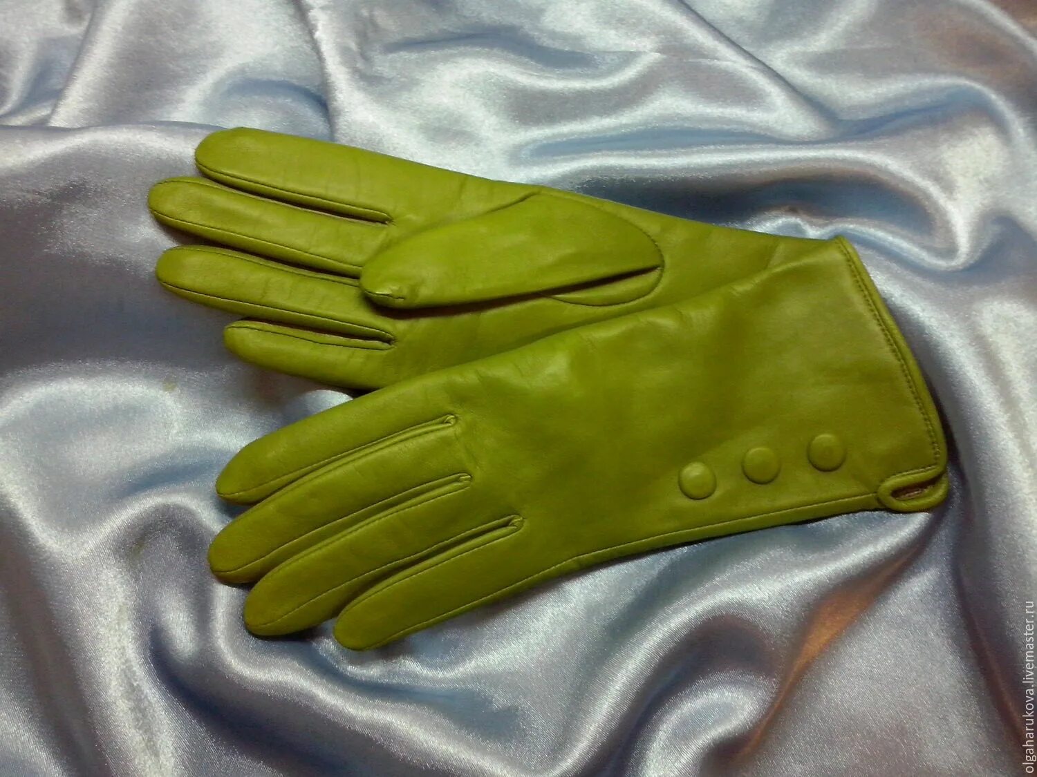 Перчатки. Зеленые кожаные перчатки. Перчатки кожаные женские зеленые. Перчатки из цветной кожи.