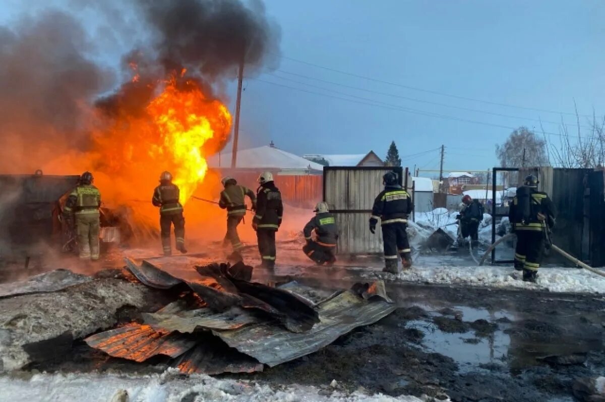Частный дом. Склад коледино горит. Пожар в городе. Пожар в новосибирском районе сегодня. 2022года.