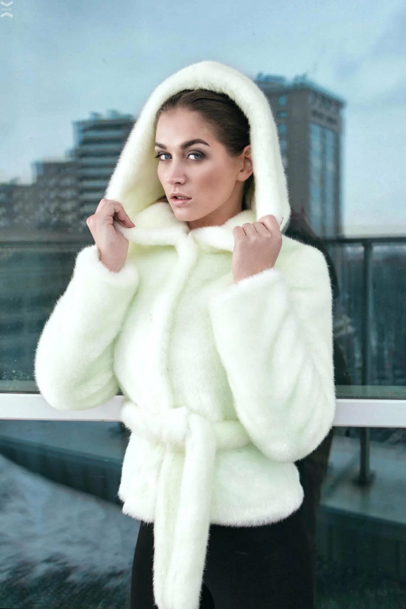 Шуба белая с капюшоном снежная королева. Фотосессия в шубе. Шубы меха снежная королева. Королева в мехах. Белая норковая шуба снежная королева.