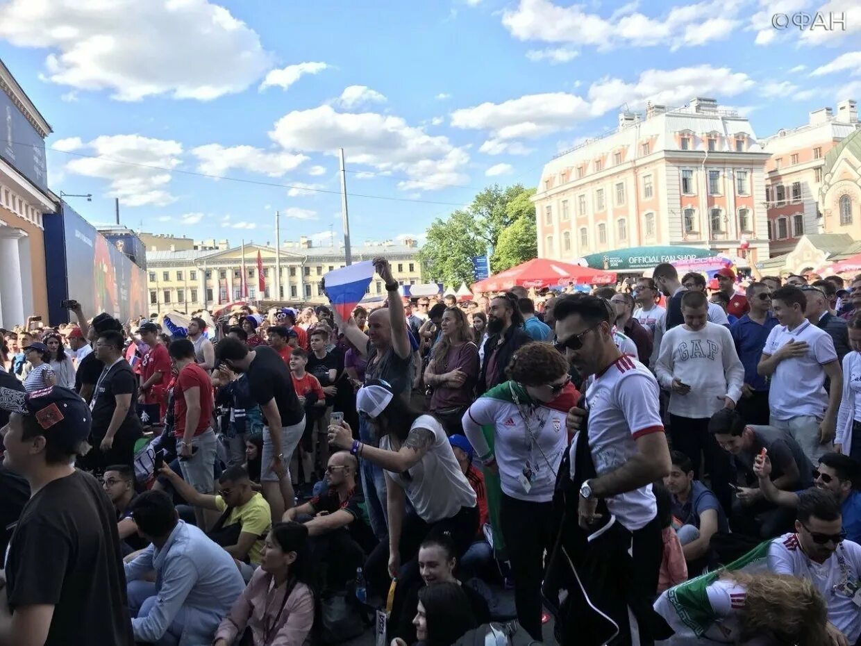 Открой фанат. Открытие фанатов в питере. фанатв итера. фанзона. фан зона чм 2018 москва.