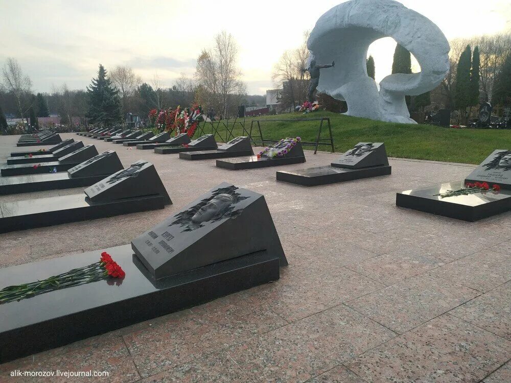 Мемориал памяти в москве. Мемориал жертвам чернобыля митинское кладбище. памятник чернобыльцам на митинском кладбище. памятник ликвидаторам чернобыльской аварии на митинском кладбище. аллея славы на митинском кладбище.