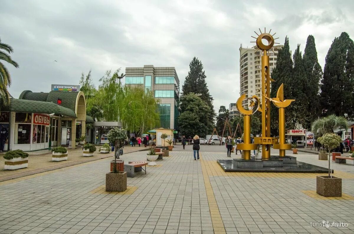 Набережная в центре адлера. Город сочи адлер. Пляж курортного городка в адлере. Сочи и адлер. Адлерская набережная адлер.