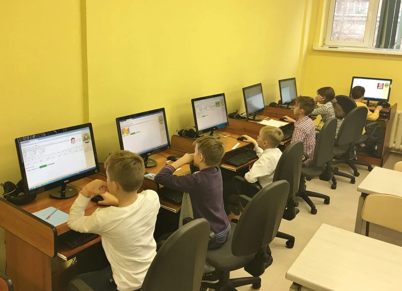 В классе установили новый компьютер. Урок информатики. Компьютерные классы в школах. Ученик за компьютером. Компьютер в школе.