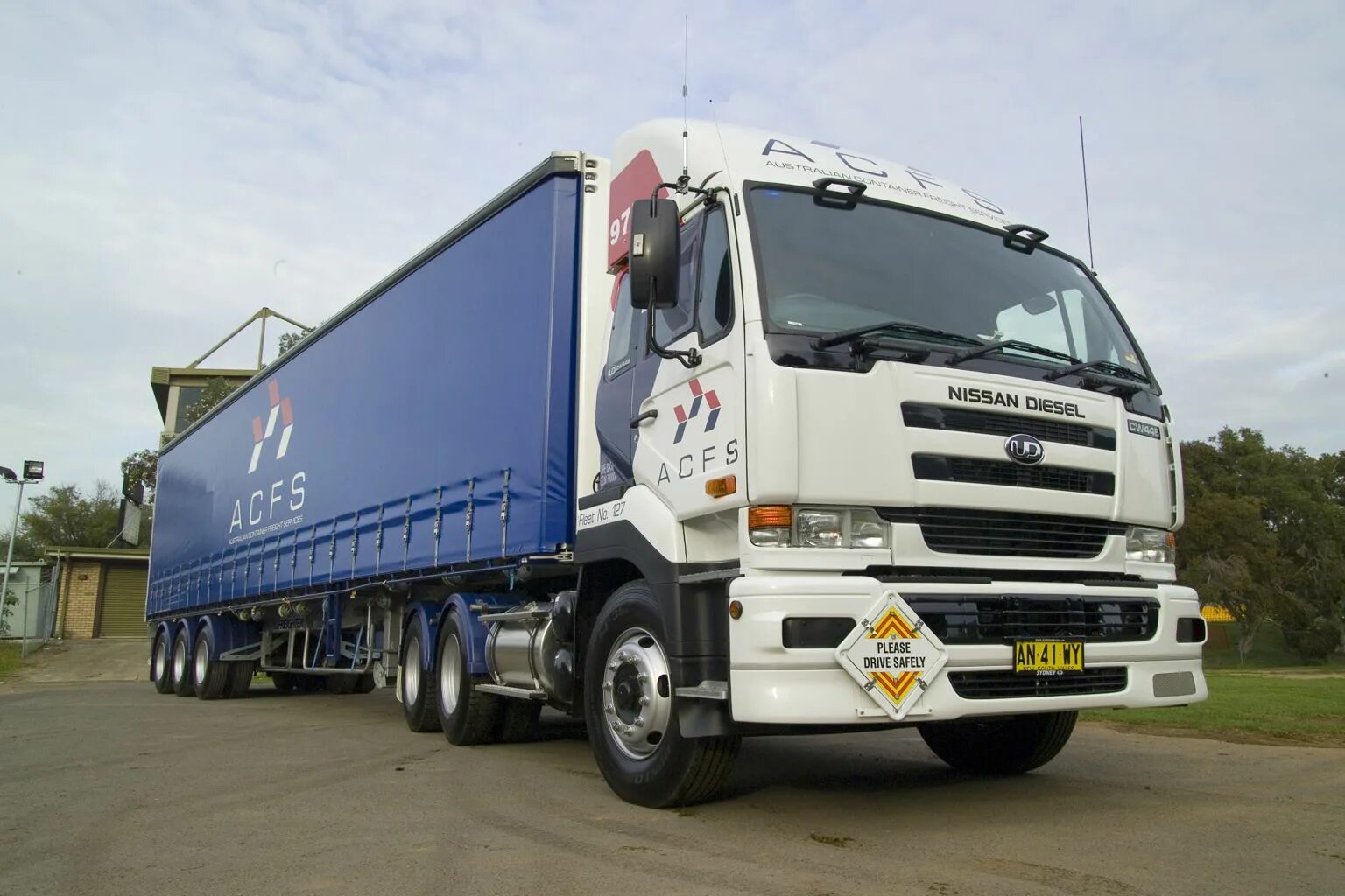 Грузовички владивосток. Nissan UD Trucks. Ниссан дизель UD. Грузовик Ниссан дизель UD. Nissan Diesel UD 2000.