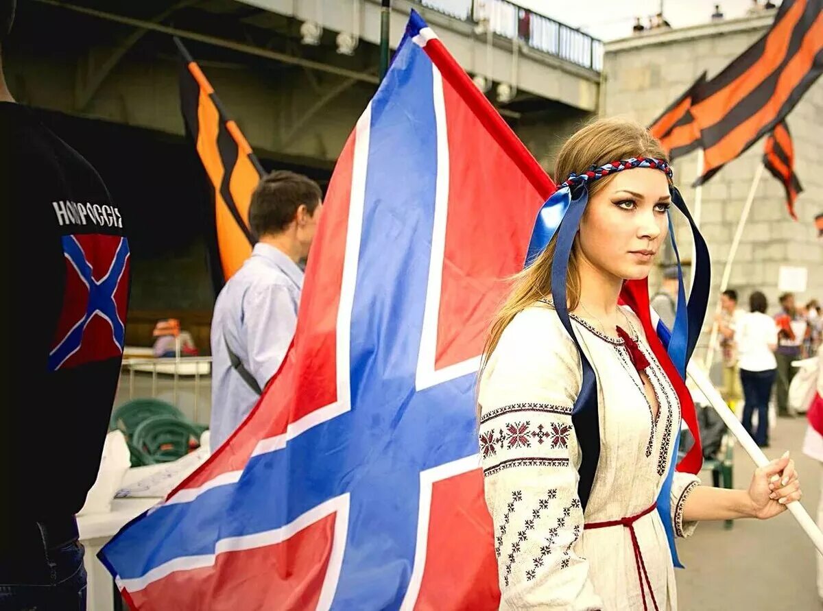 Девушка с флагом. Новороссия. Девушка с украинским флагом. Период новороссии