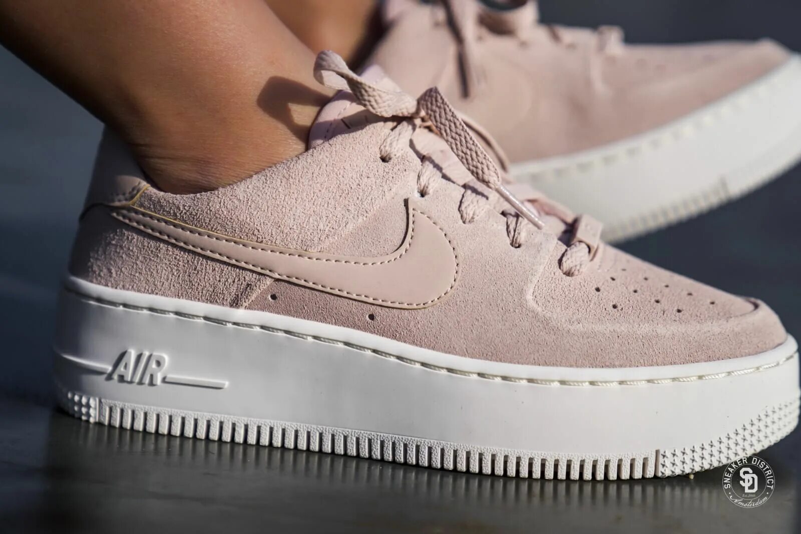 Af1 eternity looping. Nike air force 1. nike af1 бежевые. nike air force 1 женские. nike air force 1 ndestrukt женские.
