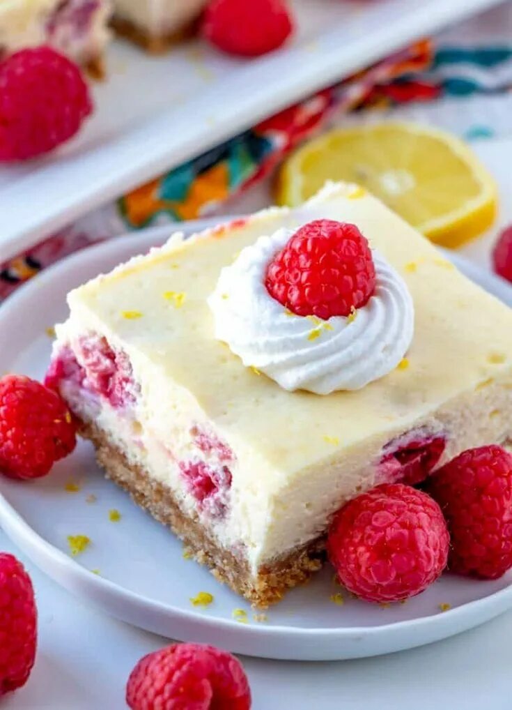 Фреш бар чизкейк. Raspberry cheesecake bars. чизкейк с малиной. тарт чизкейк с малиной. чизкейк лимонный с малиной.