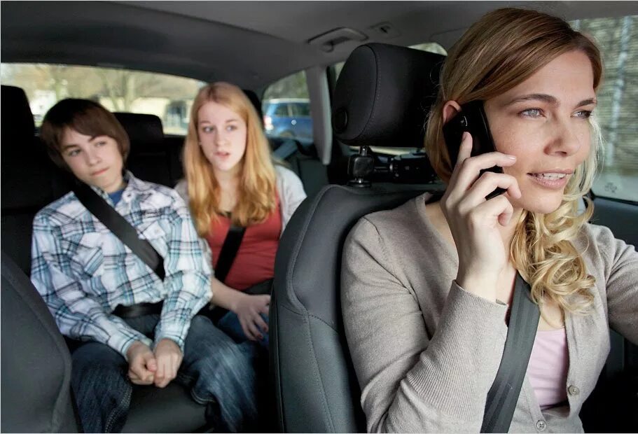 Видео во время движения. Пассажир автомобиля. Разговор по телефону в машине. Человек в машине. Человек в телефоном в автомобиле.