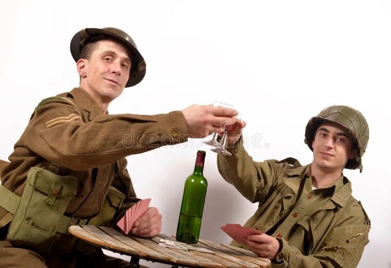 Два офицера. Солдаты пьют. Военные пьют.