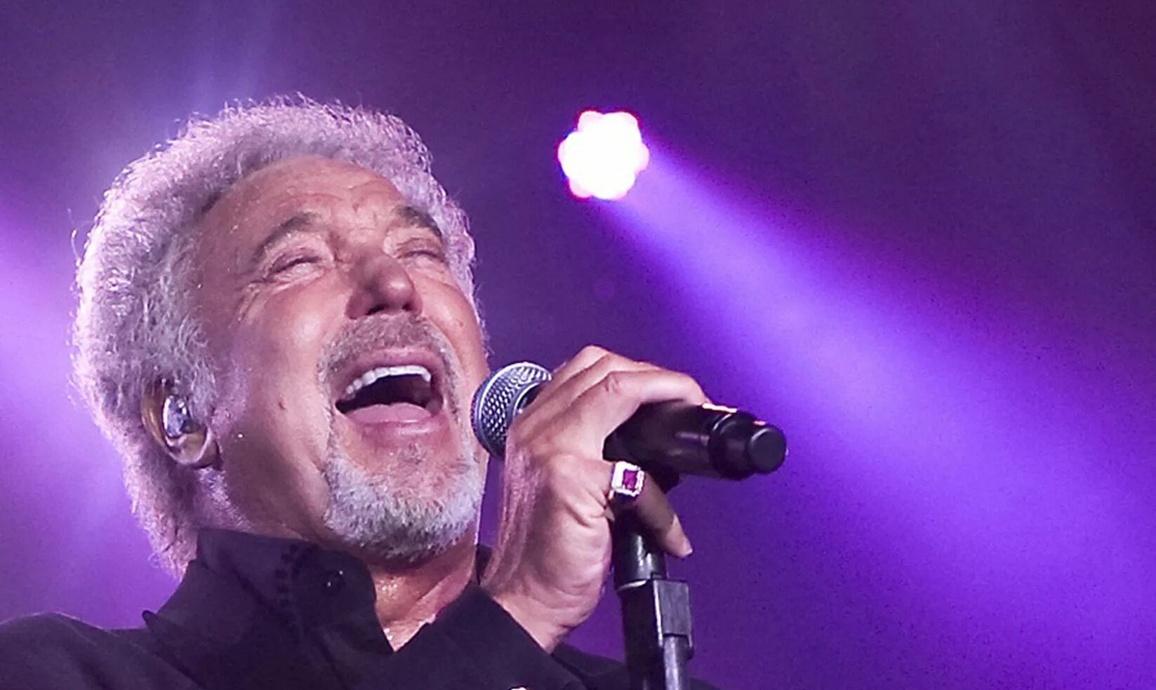 Том джонс лучшее слушать. Tom jones singer. том джонс 2000. том джонс в молодости. tom jones foto.