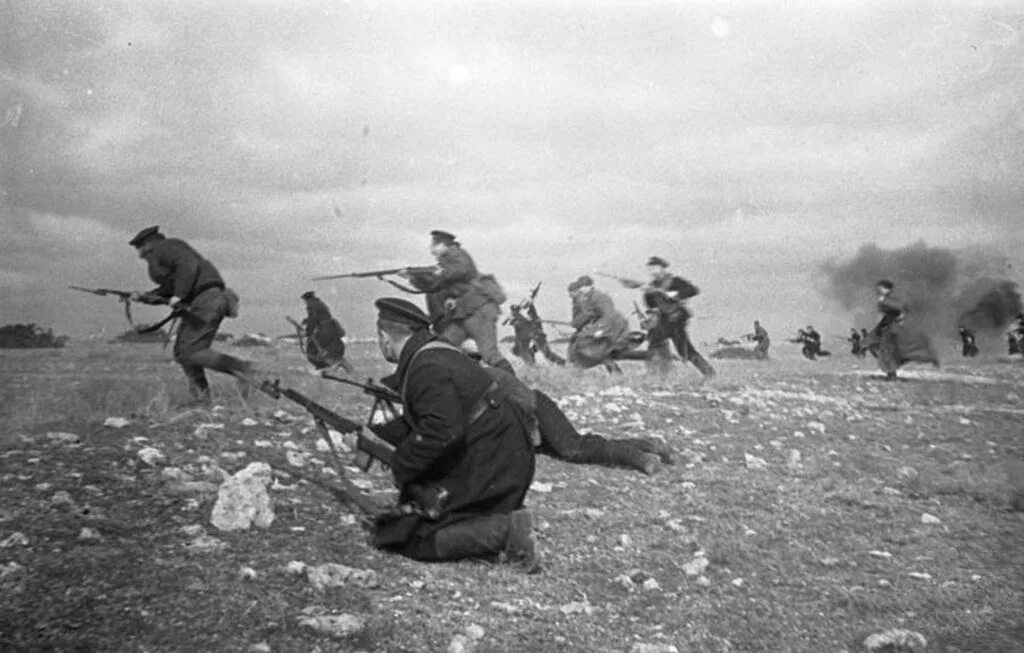 Морские пехотинцы в Сталинграде 1942. Морской пехотинец РККА. Советская пехота перед атакой август 1943. Нижние атакуют