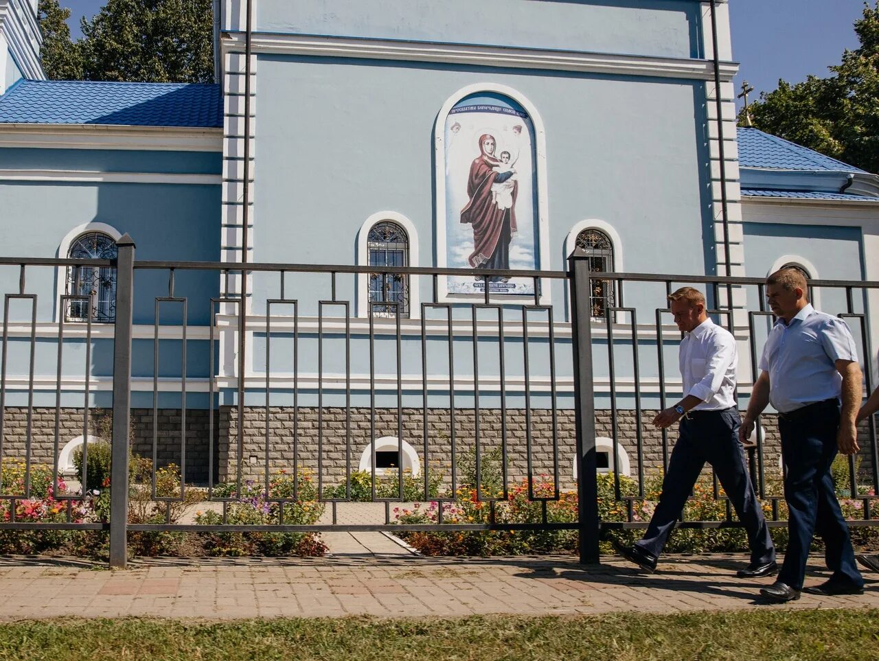Погода курская область поныри на 10. Памятник десантникам поныри. памятник героям десантникам поныри. поныри монумент. глава поселка поныри.