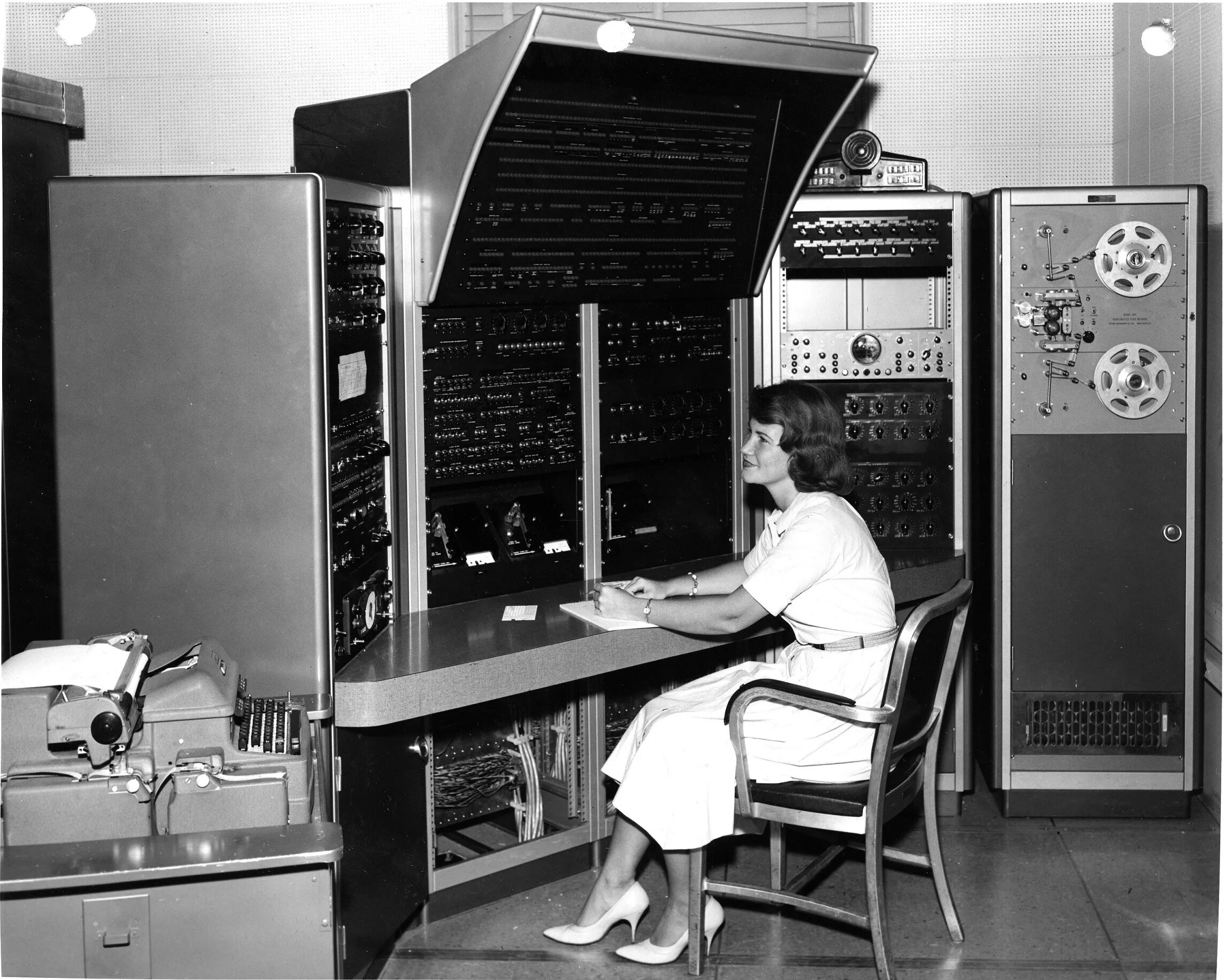 IBM 2 поколения. 2поколение ЭВМ гразистерные. Поколение ЭВМ 2 поколение. Второе поколение ЭВМ ЭВМ.