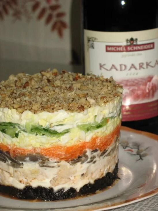 Салат с черносливом и курицей и грецкими орехами и грибами. Салат с черносливом и курицей и грецкими орехами слоями. Слоеные салат из курицы с черносливом и грецким орехом. Слоёный салат с курицей. Слоеный с курицей и черносливом