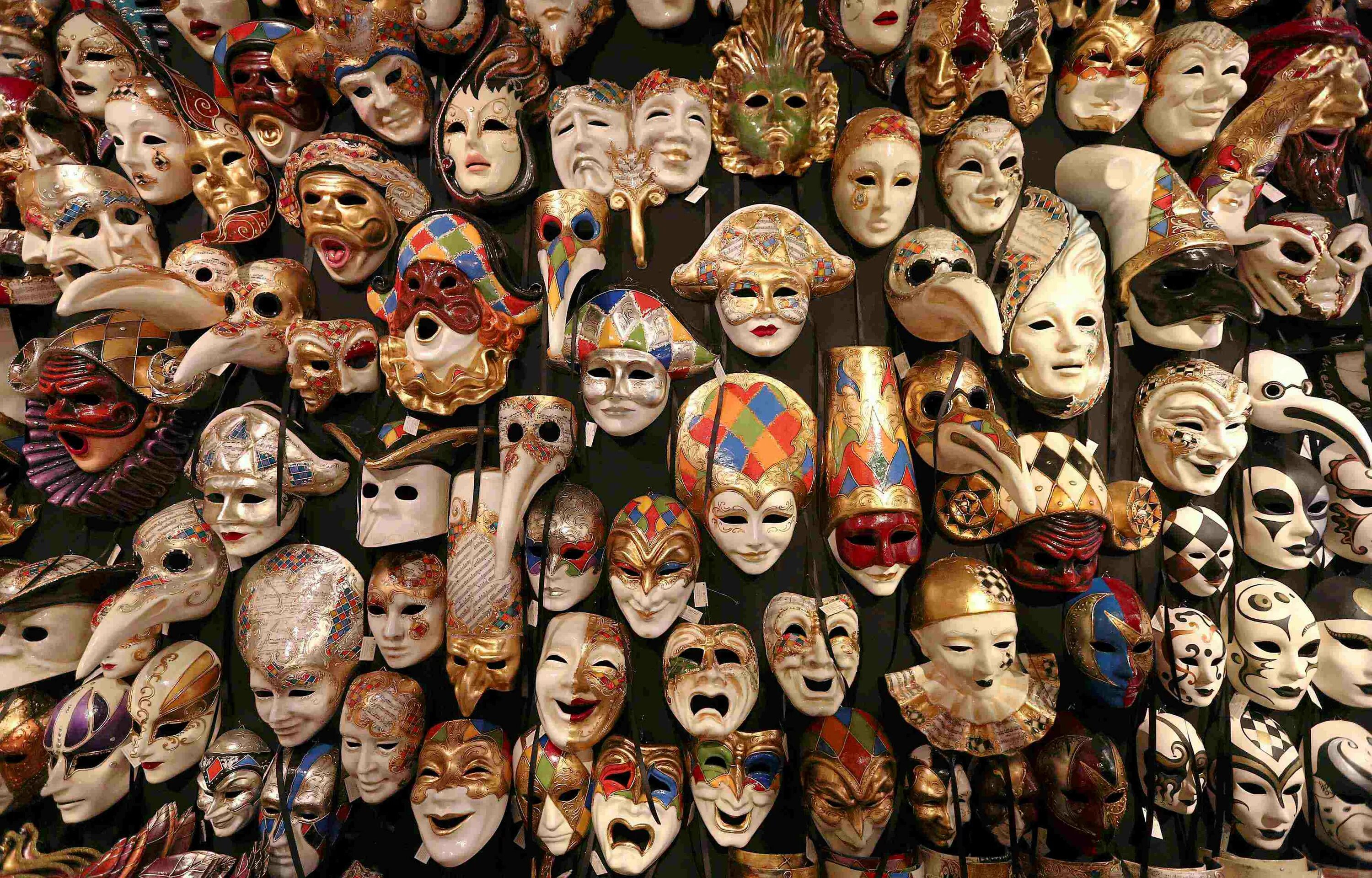 Играем роль маски. Много масок. Человек с множеством масок. Театральные маски. Много театральных масок.