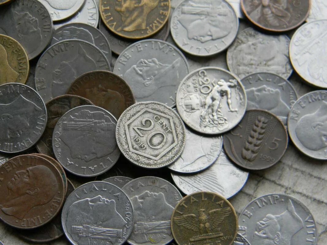 Стопка серебряных монет. Бело монеты. Бело монеты. Монеты. Белые монеты.