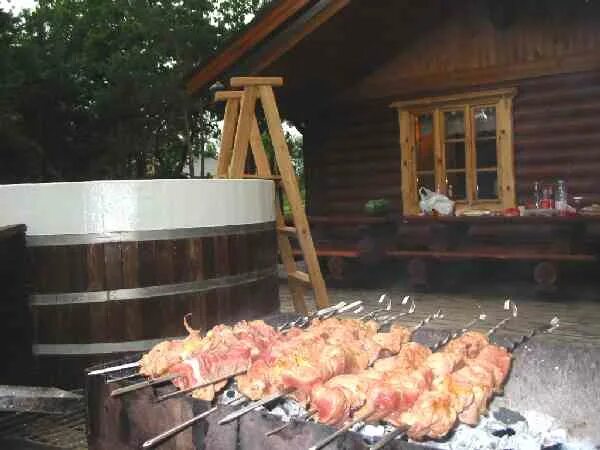 баня шашлык. зимний домик барбекю. шашлык на море. шашлык и пиво. дачный шашлык.