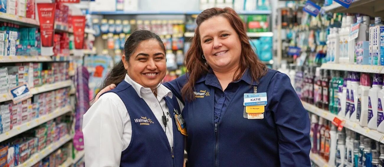 Code walmart. Волмарт сотрудники. работник walmart. walmart магазин. работники wal-mart.