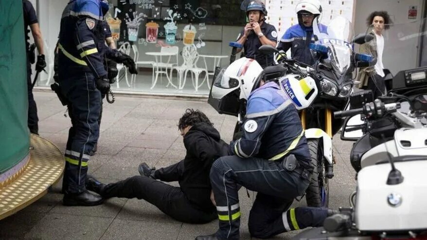 Покушение на макрона новости сегодня. Протесты во Франции. Массовые беспорядки во Франции 2023.