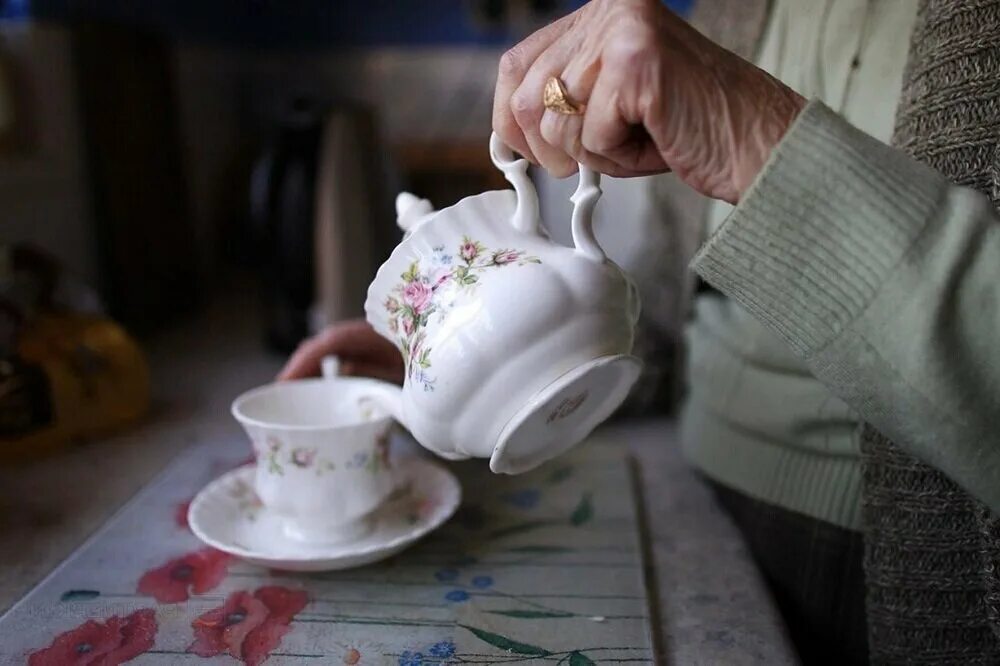 Ставь чайник мам я дома. Наливает чай. Бабушка наливает чай. Бабуля пьет чай. Старушка с чаем.