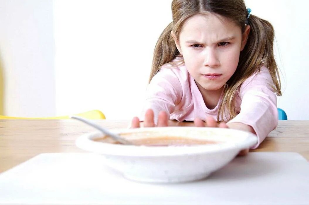 Кормление ребенка. Ребенок не хочет есть овощи. После болезни ребенок вялый капризный. Невкусная еда для детей. Ребёнок отказывается от едв.