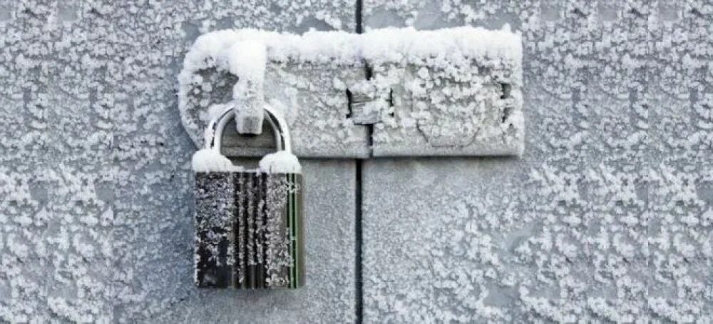 Замерзает замок в гараже. Замерзший навесной замок. Навесной замок зимой. Двери снежный замок.
