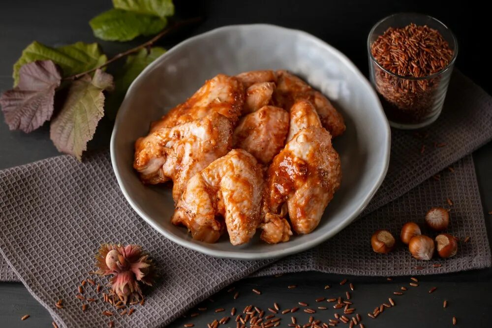 Куриные крылышки в муке. Крылышки кфс. Крылья куриные. Куриные крылья во фритюре. Крылья куриные.