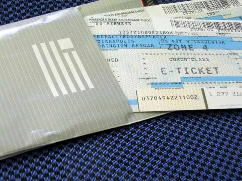 Возврат билетов tickets. Порванный билет на самолет фото. Авиабилеты самолет.