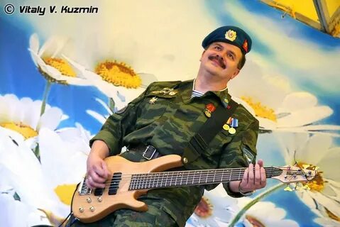 Дембеля поют песню