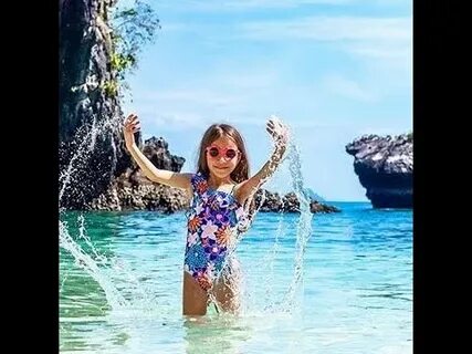 Вика на море