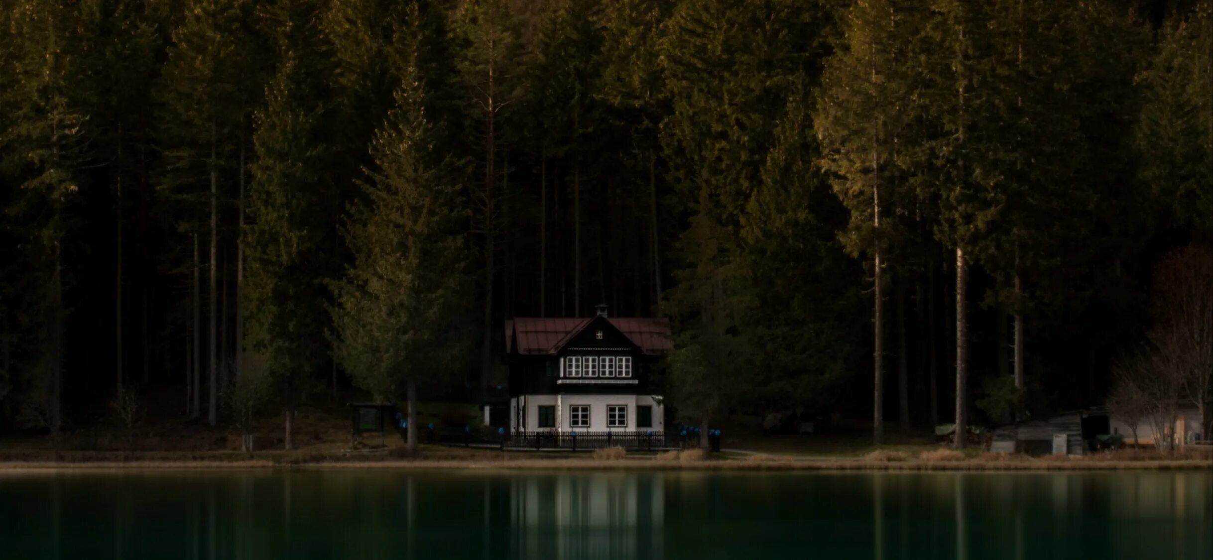 House near the lake. Дом у озера (США, 2006). Дом Стивена Кинга у озера. Дом в лесу у озера.