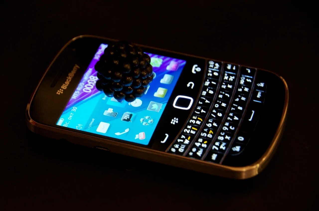 Блэкберри телефон цена самого дорого. BLACKBERRY Bold 9900. Блэкберри 2023. Блэкберри Бриллиантовый. BLACKBERRY 2000.