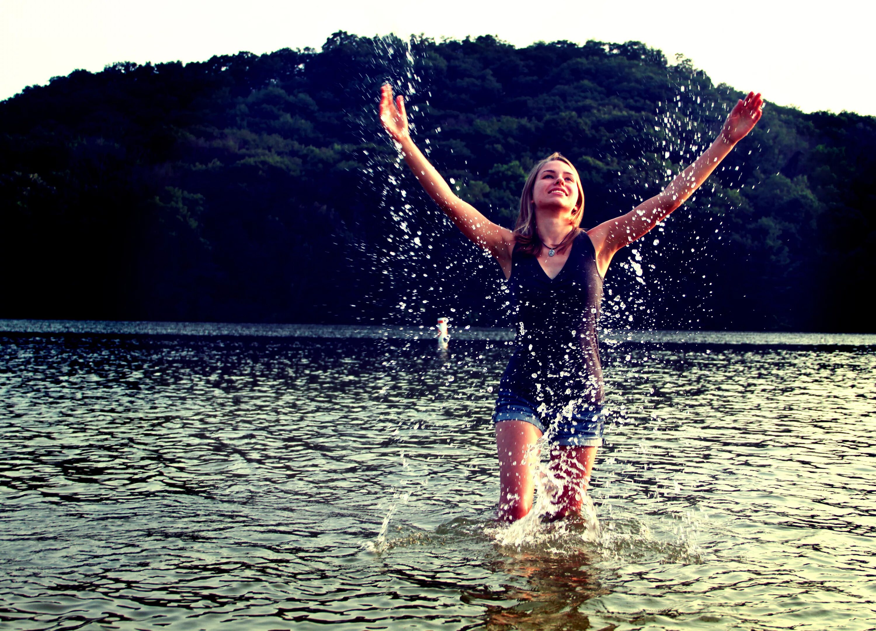 Чем тут радоваться. Женщина радуется. Девушка радость. Радоваться жизни. Вода радость.