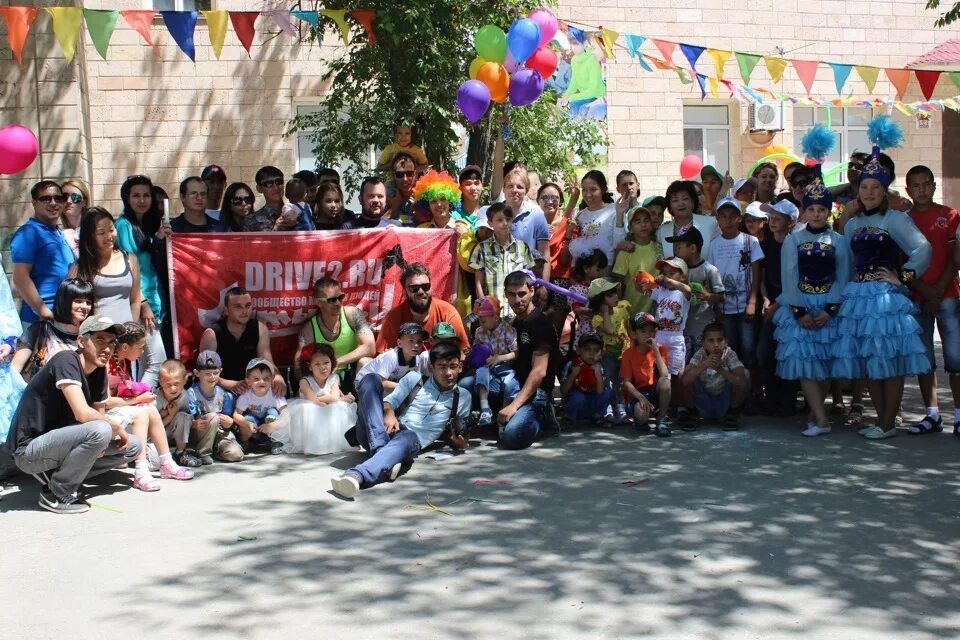 Атырау детский. Дети в садике. Игровые комнаты в лагере остров героев. Садик казахстана снаружи. Город атырау люди.