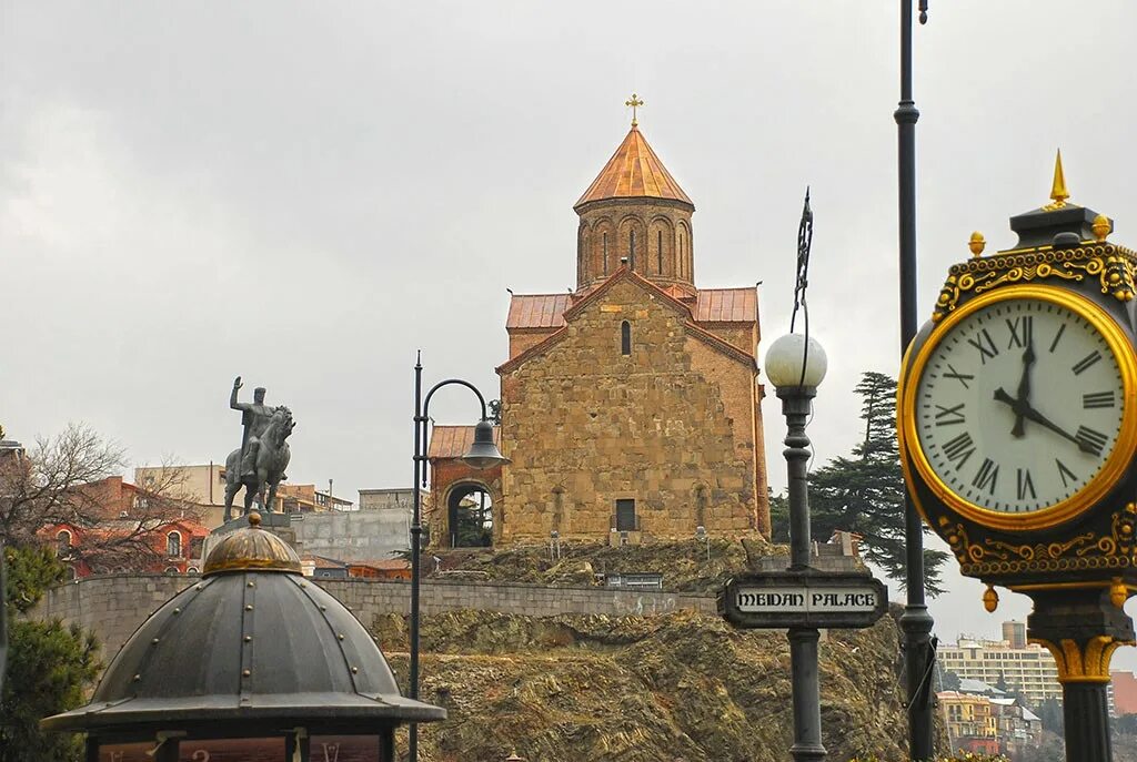 Тбилиси старый центр. Тбилиси время. Разница по времени с израилем. Часы в тбилиси. Тбилиси башня с часами.