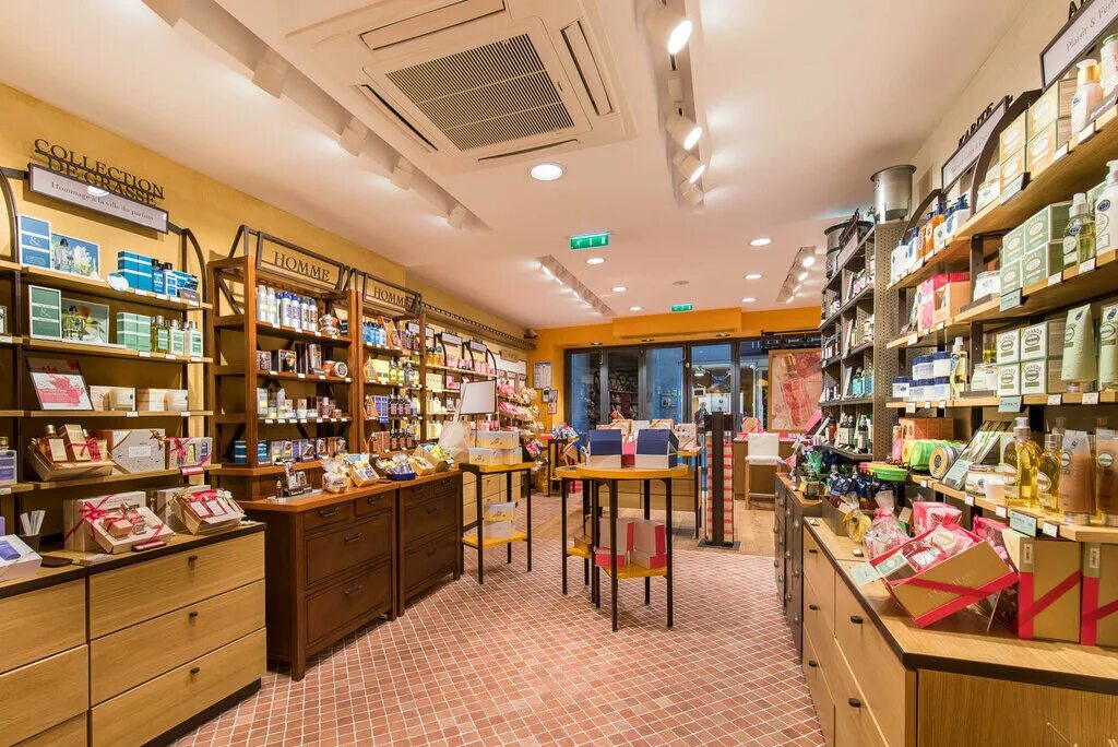 Французская парфюмерия l'occitane. Косметические магазины во франции. Бутик сказочное. Косметические магазины во франции. Французские парфюмерные магазины.