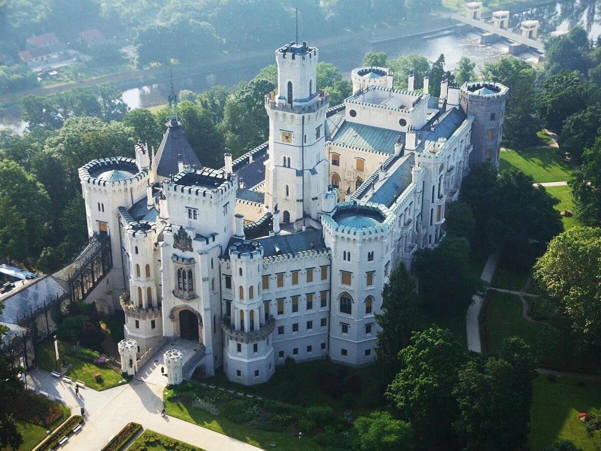 Замок Глубока над Влтавой. Белый замок в Чехии Глубока над Влтавой. Замок Мираза Чехия. Замок Вильгонжи Франция.