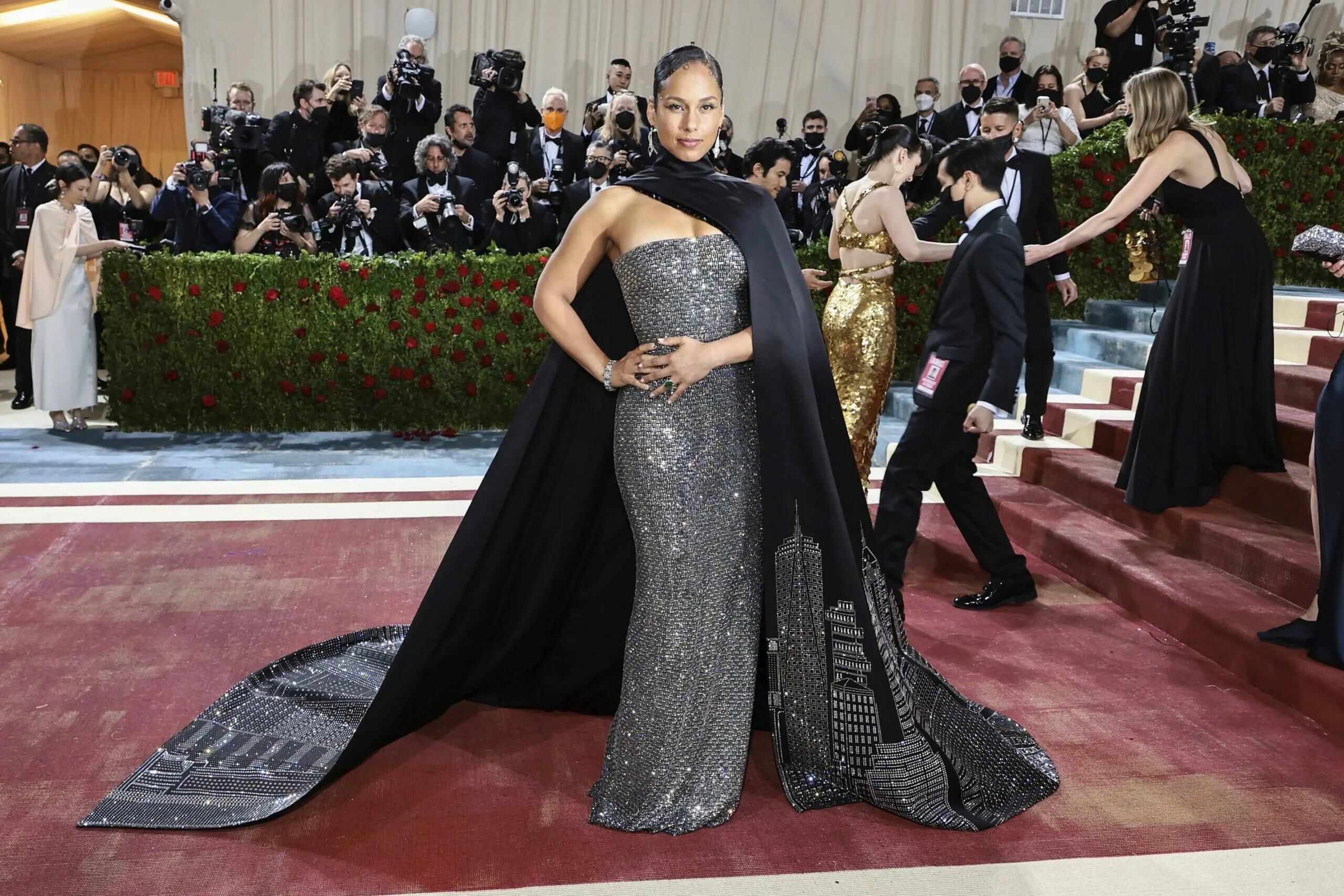 Мет гала. Ребекка фергюсон мет гала. Met gala 2018 рози хантингтон-уайтли. Блейк лайвли мет гала 2018. Образ зендаи на мет гала 2018.