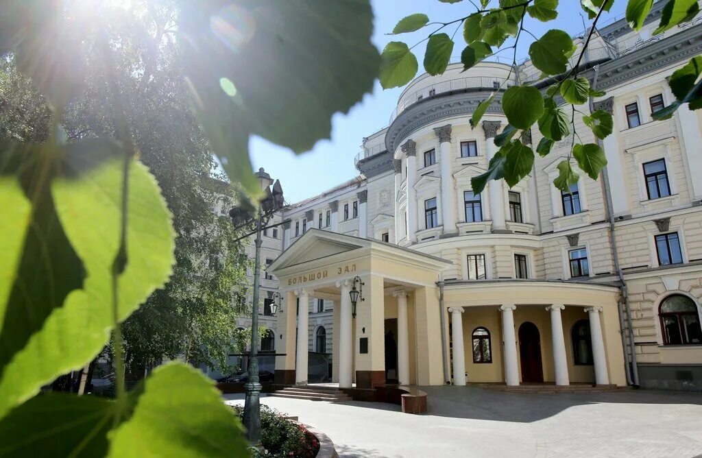 большой зал консерватории чайковского. п. и. и. чайковского.