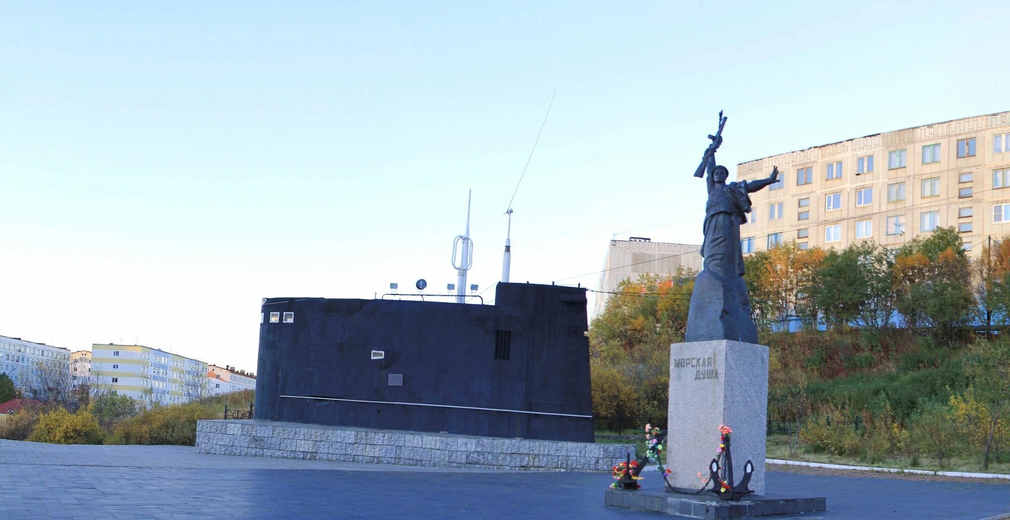 Площадь полярного. Площадь полярного. Полярный мурманская область площадь. Памятник героям-подводникам северного флота полярный. Полярный поселок мурманская.
