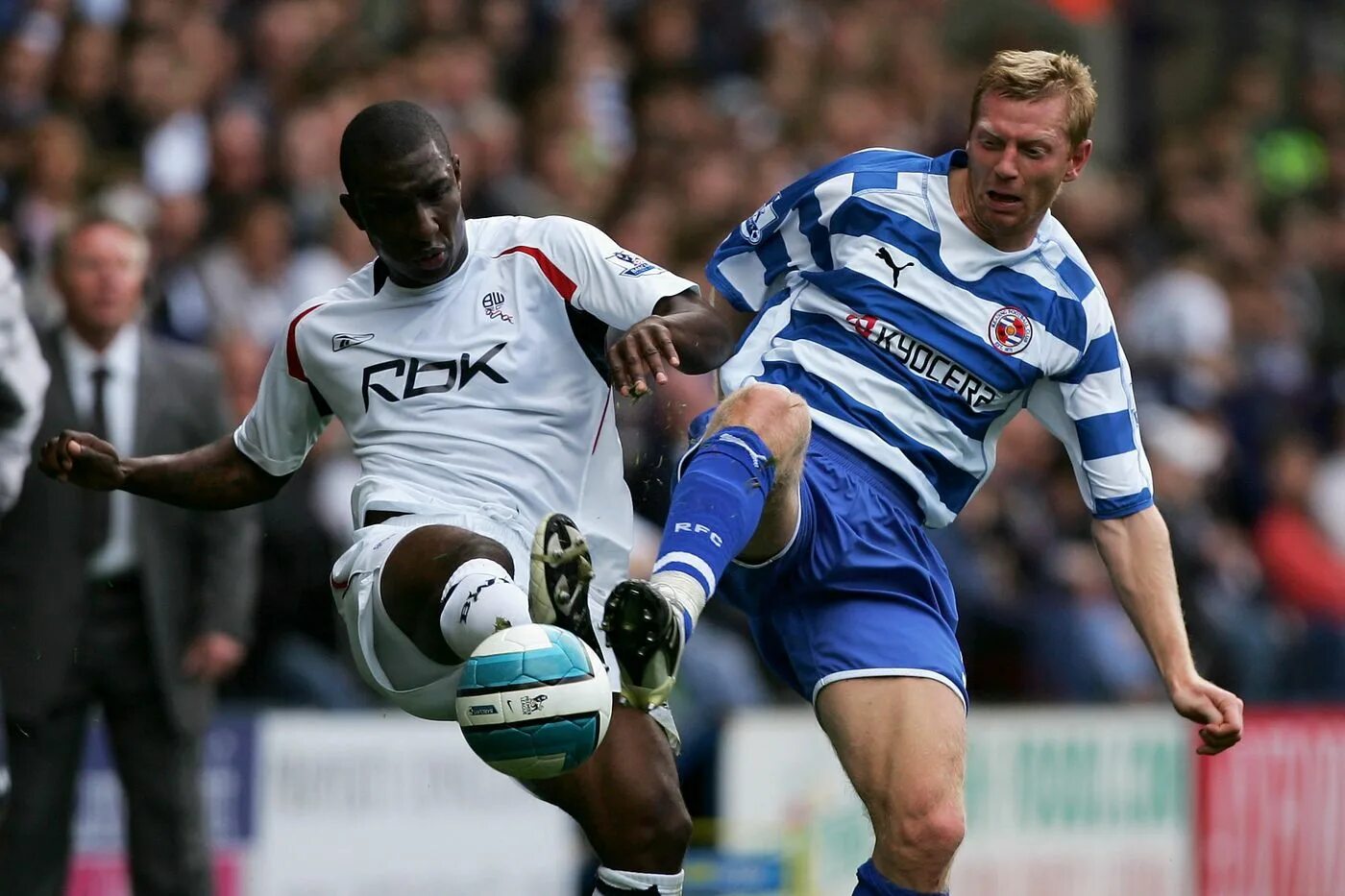 Болтон команда. Футбол англия. Портсмут и испания. Портсмут болтон уондерерс. Гари кэхилл болтон.