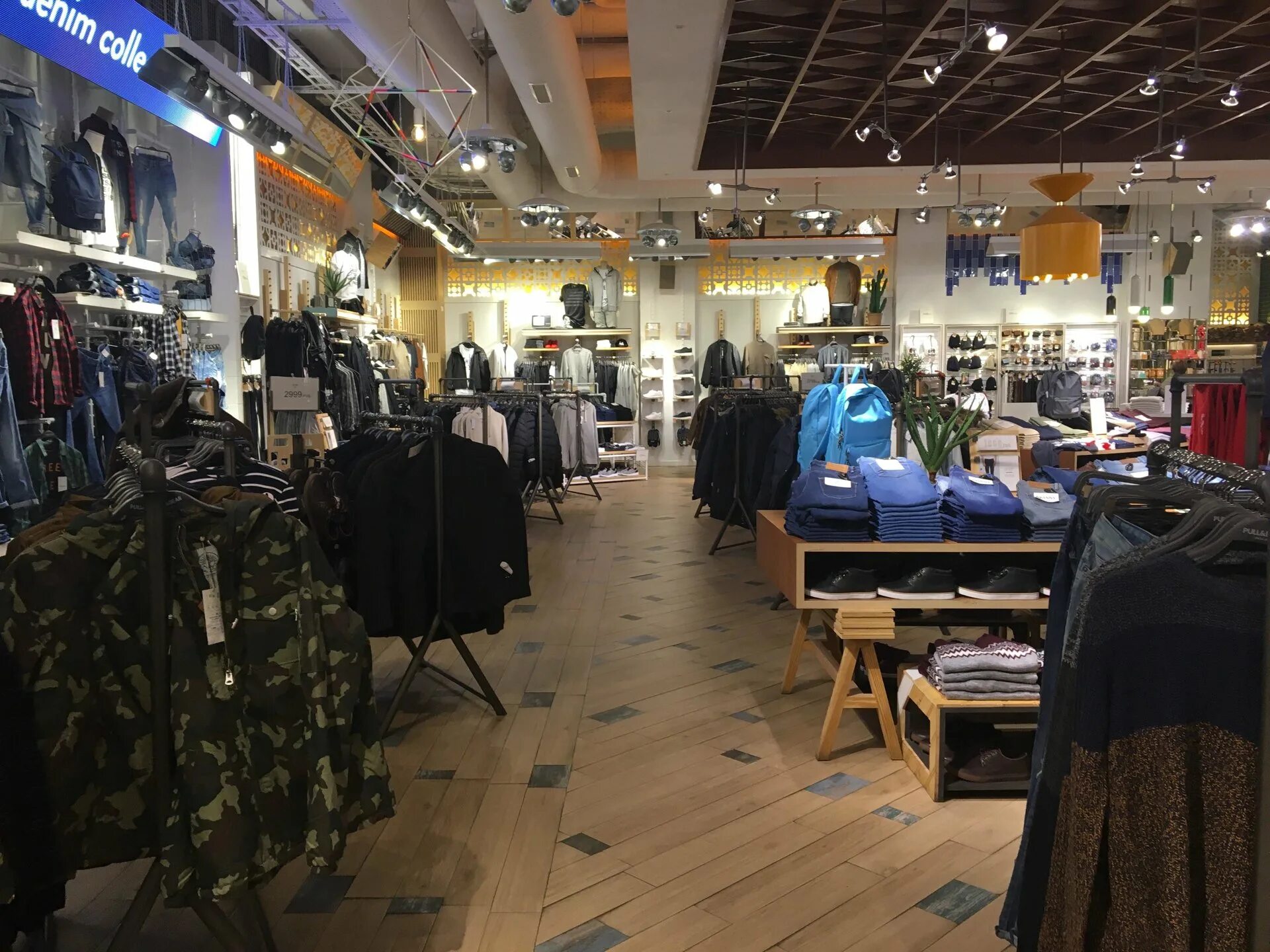 Пул бир мега сити самара. By born спб. Pull and bear спб. Магазин пул бир. Зеленые примерочные в pull and bear.